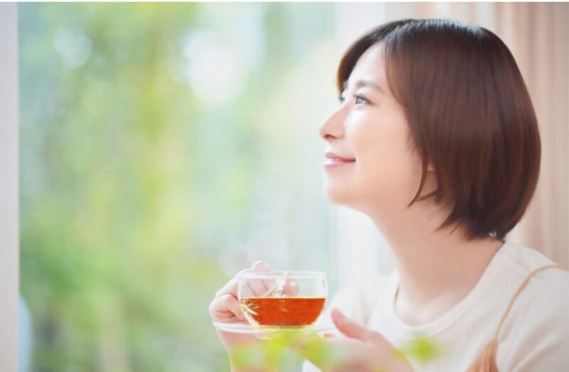 お茶を飲む女性の写真